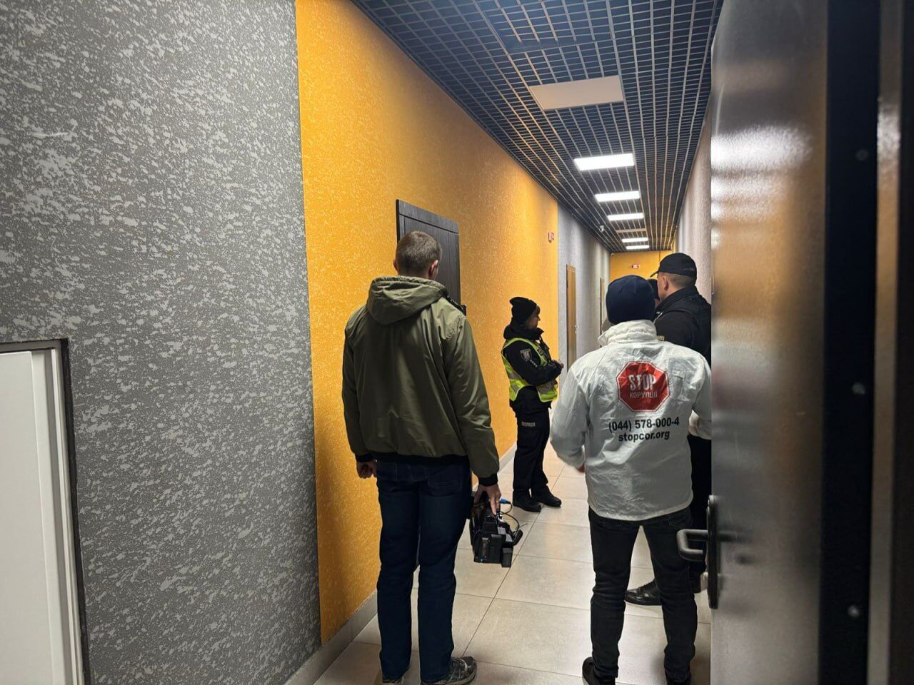  Аферисти в елітному ЖК: поліція і журналісти викрили шахрайський кол-центр в ''Новопечерській вежі''