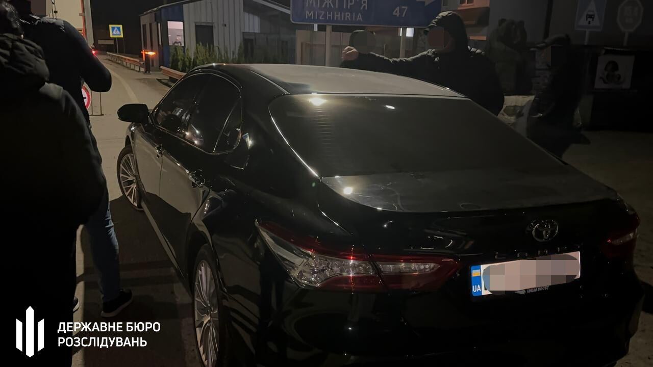 В Киеве разоблачили полицейского, который за $10 000 переправлял призывников через границу
