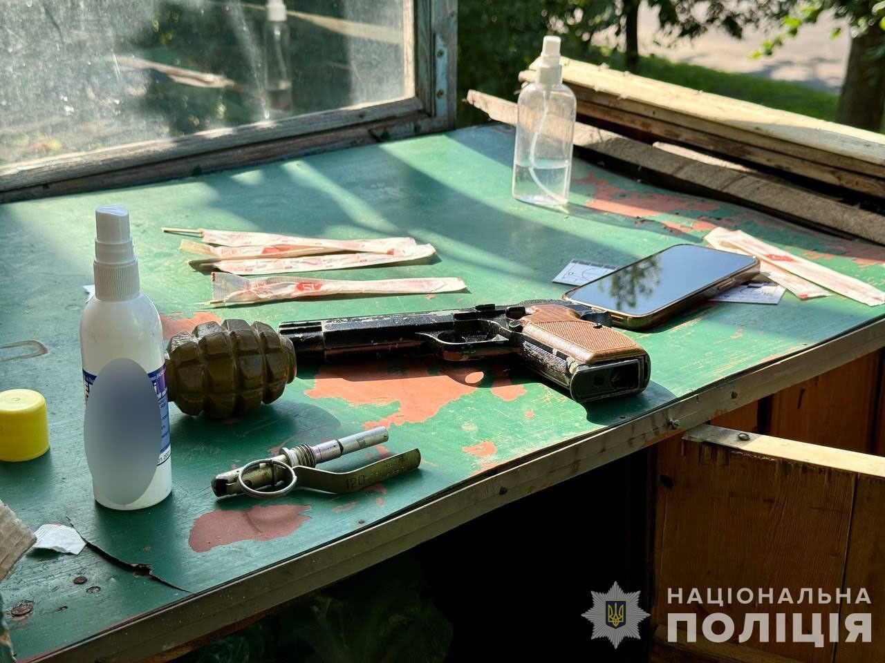 Волынские полицейские ликвидировали наркобизнес: пять задержанных, изъята граната и пистолеты