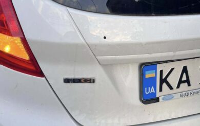 Озброєний велосипедист відкрив вогонь по машині ветеранки Дворецької: дитина була всередині
