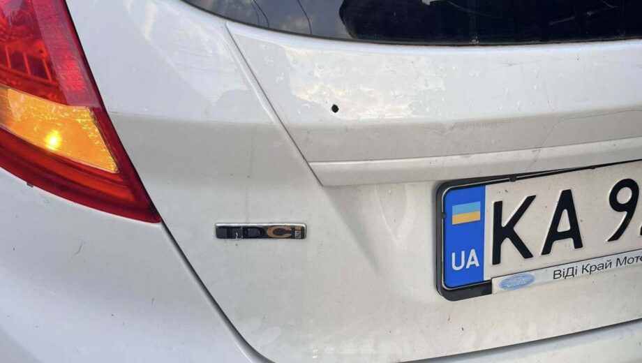 Озброєний велосипедист відкрив вогонь по машині ветеранки Дворецької: дитина була всередині