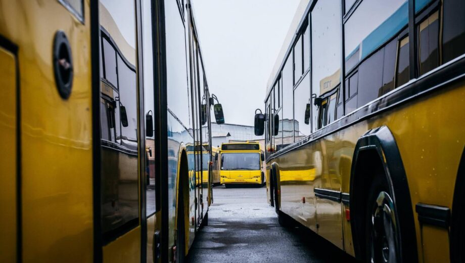 У Києві обмежили рух Південним мостом під час тривоги: як курсуватимуть автобуси