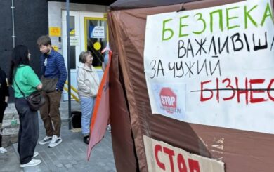 В Харькове ветераны и жители Салтовки вышли на бессрочную акцию протеста из-за центра заместительной терапии