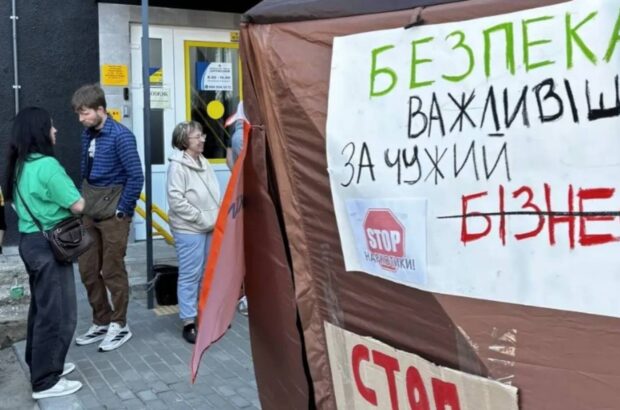В Харькове ветераны и жители Салтовки вышли на бессрочную акцию протеста из-за центра заместительной терапии