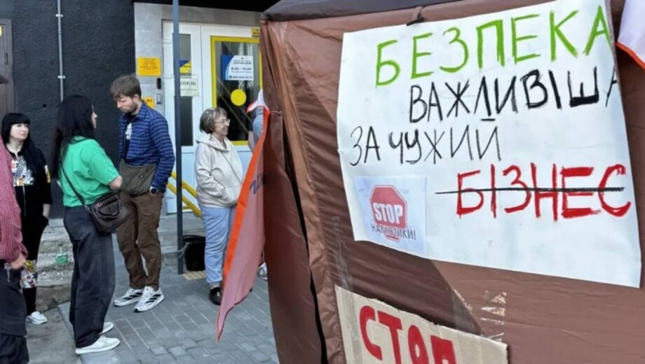 В Харькове ветераны и жители Салтовки вышли на бессрочную акцию протеста из-за центра заместительной терапии