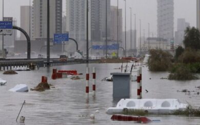 Движение в Дубае затруднено после редких наводнений в ОАЭ
