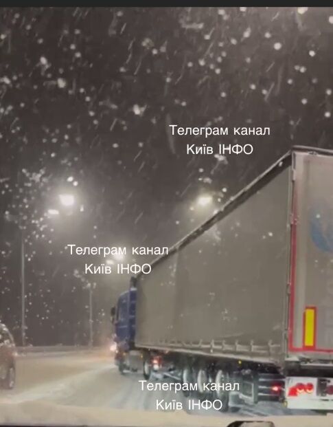 На дорогах у столиці намело чимало снігу, через це по місту багато ДТП