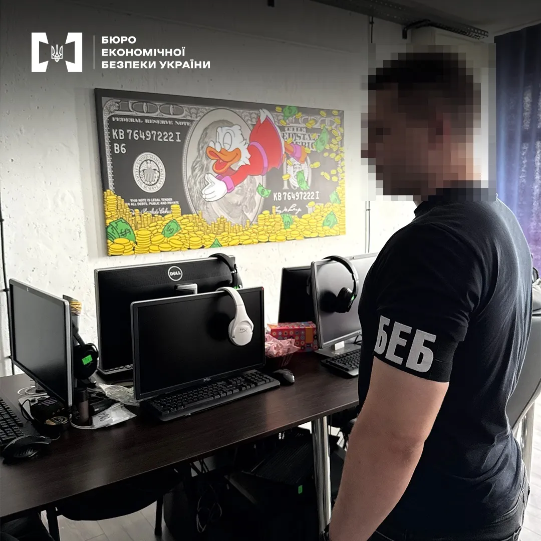 У Києві викрили фейковий ''інвестофіс'', який виманював гроші в іноземців