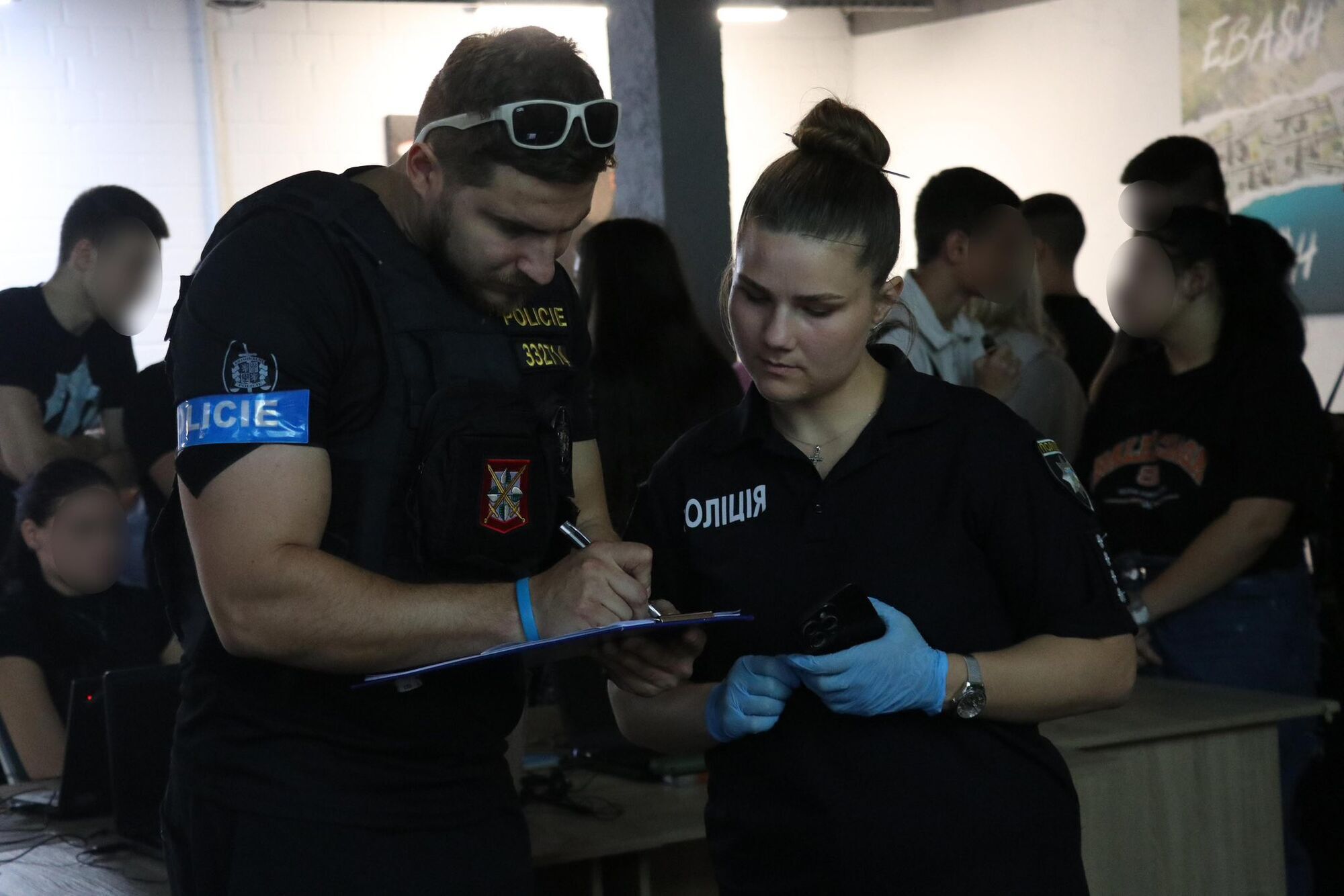 Полиция разоблачила международную сеть мошенников, которая годами обворовывала украинцев через фейковые колл-центры