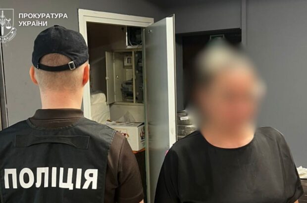 В Киеве задержала женщина, продававшая фиктивное бронирование от мобилизации за 18 тысяч долларов