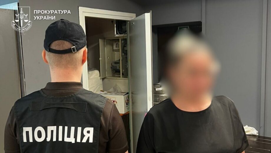 В Киеве задержала женщина, продававшая фиктивное бронирование от мобилизации за 18 тысяч долларов
