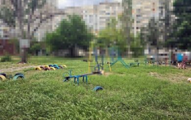 Россияне ударили по детской площадке в Херсоне: погиб мужчина, ранены двое детей
