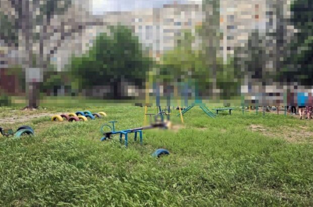 Россияне ударили по детской площадке в Херсоне: погиб мужчина, ранены двое детей