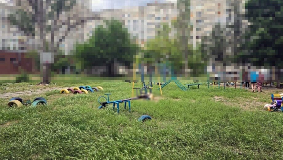 Россияне ударили по детской площадке в Херсоне: погиб мужчина, ранены двое детей