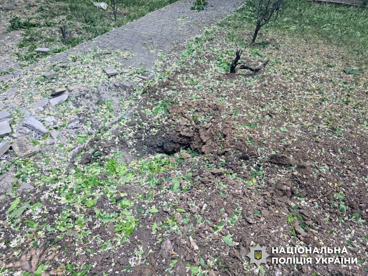 Россияне ударили по детской площадке в Херсоне: погиб мужчина, ранены двое детей