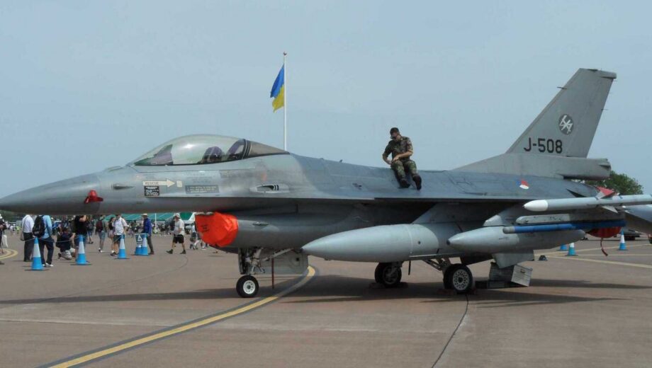 Нидерланды позволили Украине использовать F-16 для ударов по России.