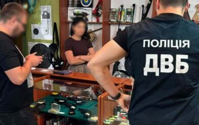 »На Прикарпатті викрили схему продажу фальшивих дозволів на зброю — під підозрою співвласниця мисливського магазину