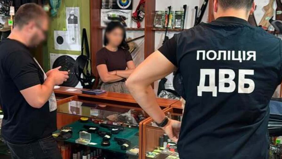 »На Прикарпатті викрили схему продажу фальшивих дозволів на зброю — під підозрою співвласниця мисливського магазину