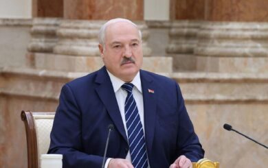 Лукашенко завидует молодежи из-за брендовых »шмоток» и хочет всех переодеть в отечественное