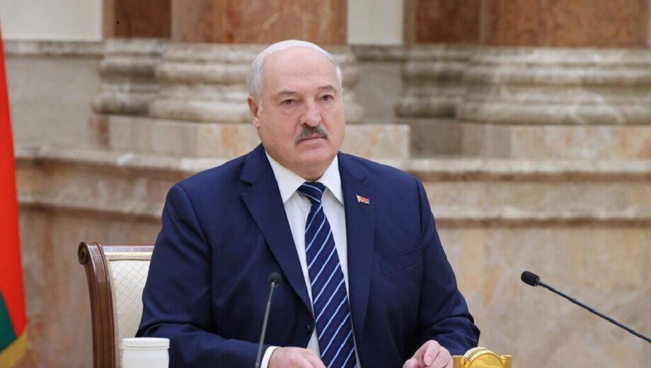 Лукашенко завидует молодежи из-за брендовых »шмоток» и хочет всех переодеть в отечественное