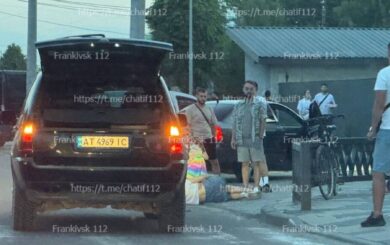 Во Франковске авто BMW сбило женщину с ребенком
