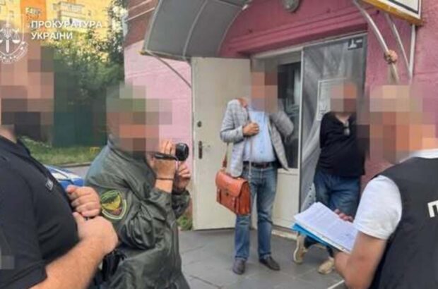 Схема ухилянтів на Хмельниччині: салон краси перетворили на фабрику підроблених документів