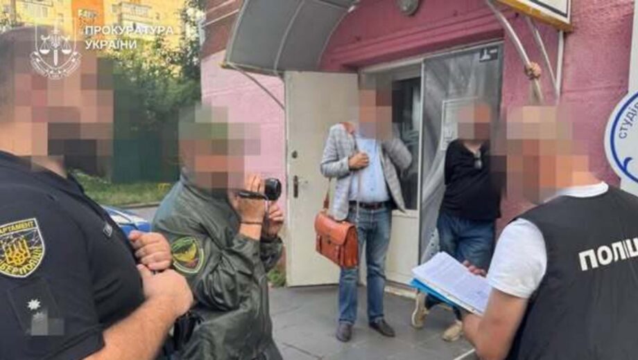 Схема ухилянтів на Хмельниччині: салон краси перетворили на фабрику підроблених документів