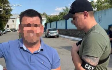 Посадовець на Київщині підозрюється у хабарі за пошиття форми для ЗСУ