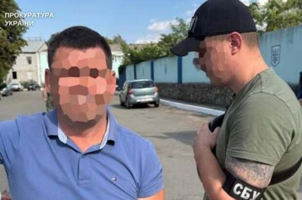 Посадовець на Київщині підозрюється у хабарі за пошиття форми для ЗСУ