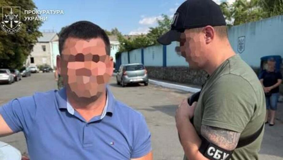 Посадовець на Київщині підозрюється у хабарі за пошиття форми для ЗСУ