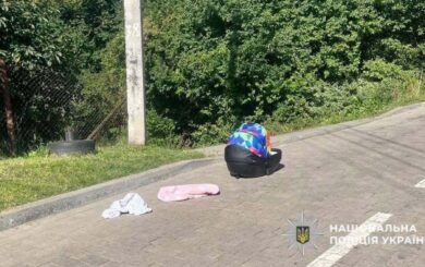 Львовский отец поехал с колыбелью на крыше: ребенок травмировался