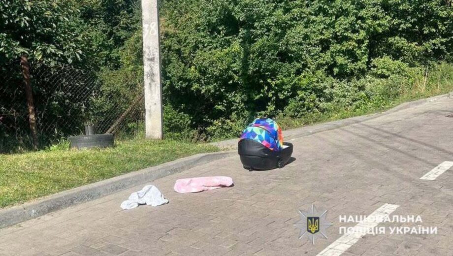 Львовский отец поехал с колыбелью на крыше: ребенок травмировался