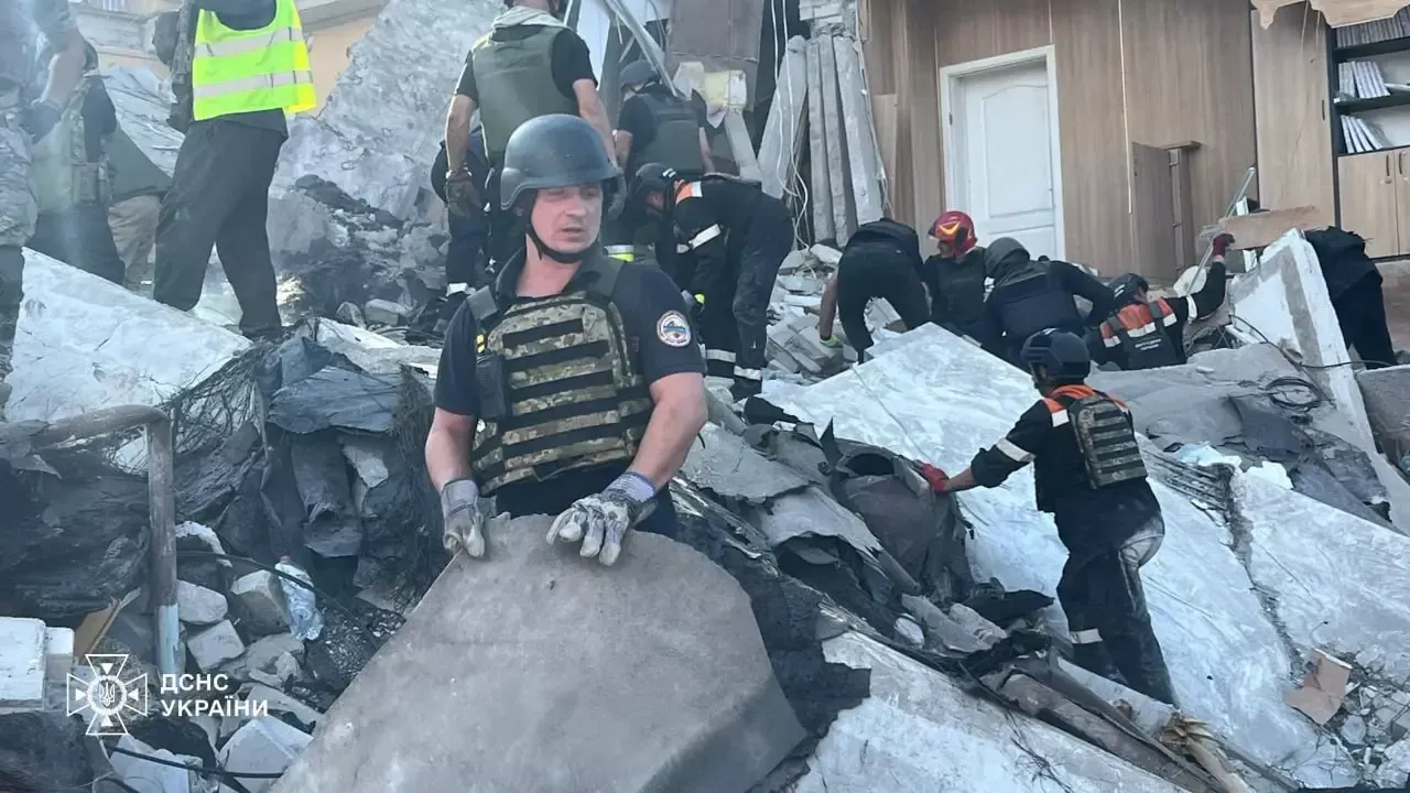 Ракетний удар по Кривому Рогу: одна жінка загинула, п’ятеро людей постраждали