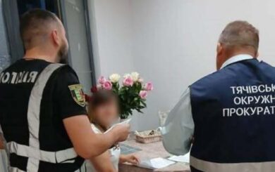 Рахівська лікарка за $8 000 допомагала ухилятися від мобілізації: підозра поліції