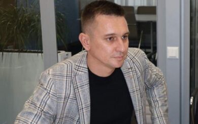 Наличные в долларах и автопарк без цен: что задекларировал мэр Вознесенска