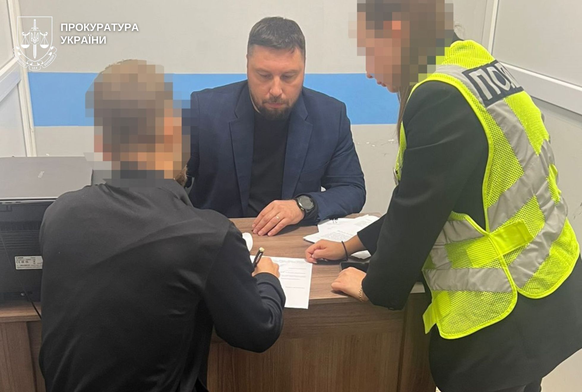 25-летнему учителю физкультуры сообщили о подозрении из-за избиения ученика (видео)