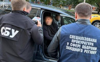 Від Львова до Херсона: чиновники, військові та медики на гачку за хабарі