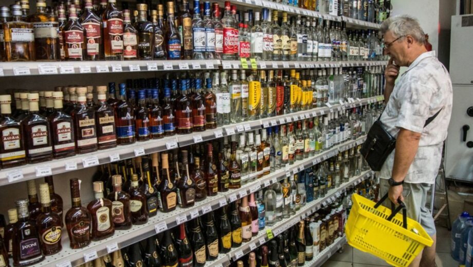 Підвищення цін і податків вдарило по алкогольній галузі росії