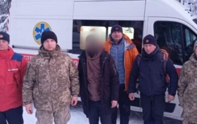 Заблудился в морозных горах на границе: пограничники и ГСЧС спасли нарушителя