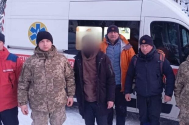 Заблукав у морозних горах на кордоні: прикордонники та ДСНС врятували порушника