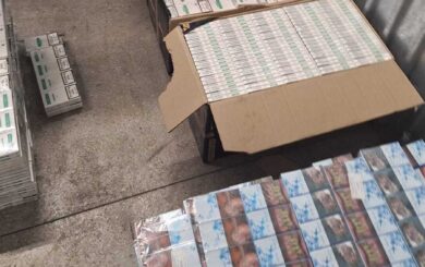 На Буковині затримали контрабандні сигарети у авто з дипломатичними номерами