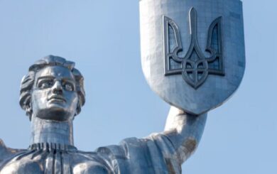 Герб на ”Батьківщині-матері” почав ржавіти: коментар Мінкульту