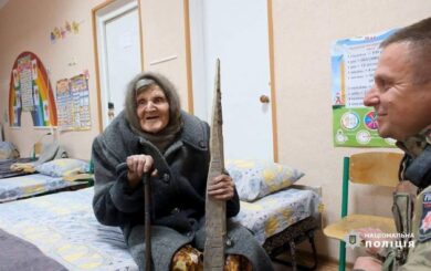 Не стало бабушке, которая самостоятельно вышла из-под оккупации, преодолев 10 км под обстрелами