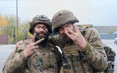 Під постійним вогнем 165 діб: двоє воїнів відзначені Зеленським за мужність