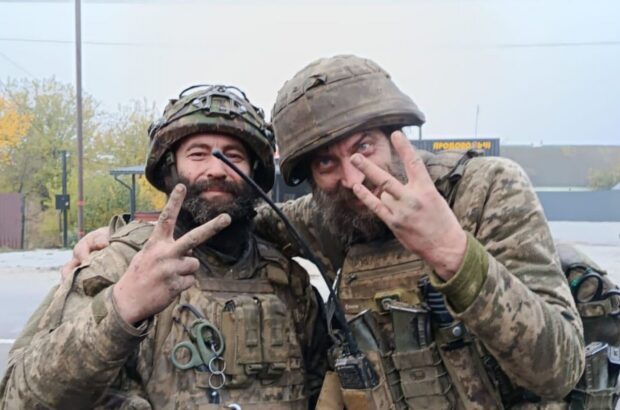 Під постійним вогнем 165 діб: двоє воїнів відзначені Зеленським за мужність