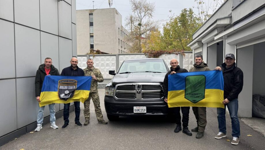 »Передали этого монстра»: волонтеры »Батальон Волонтер» отдали Dodge RAM командиру, воюющему с первого дня