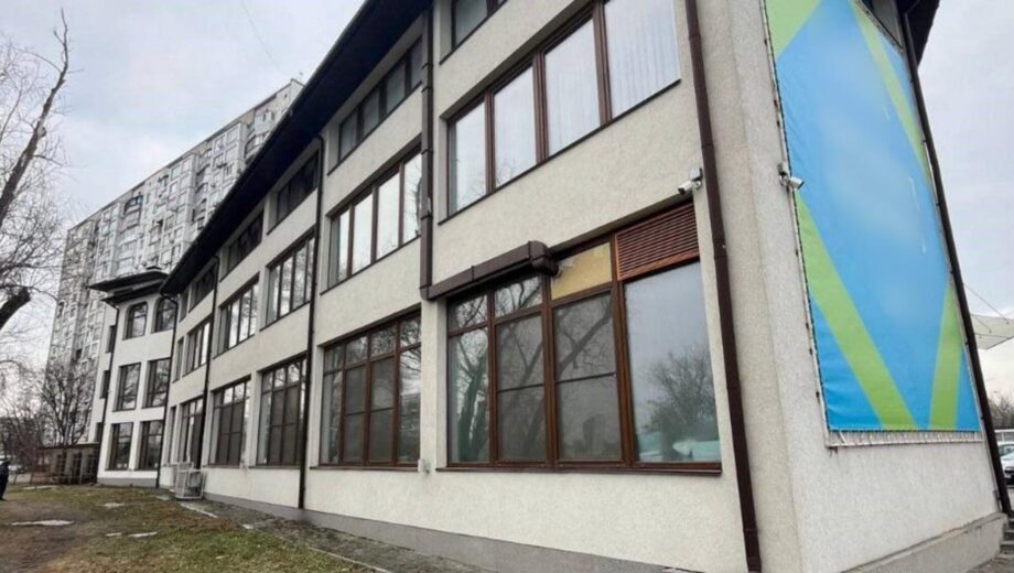 Киянин самовільно збудував приміщення біля озера Тельбін і здав його під клініку