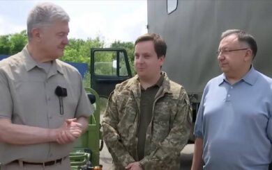 Порошенко закликав припинити інформаційні атаки на депутатів та волонтерів
