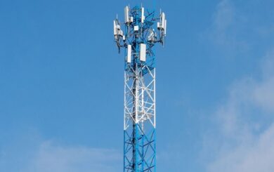 Более 30% сети без питания: Комаров объяснил, как блекауты бьют по связи