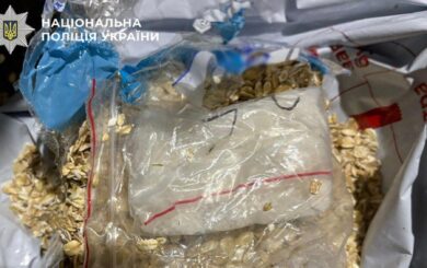 Киевский »курьер» прятал психотропы в овсянку и рассылал через почтоматы — полиция задержала